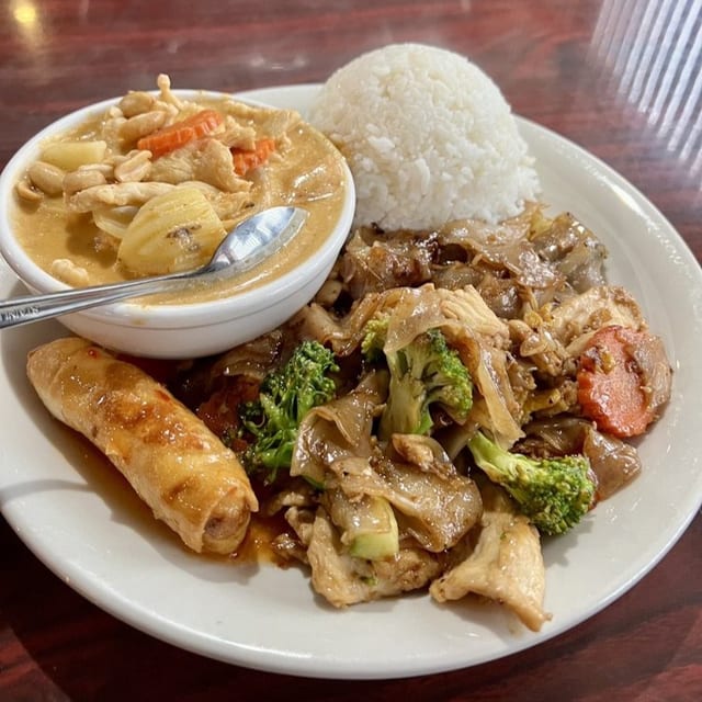 Chicken Pad Se-Ew and Chicken Massaman Curry.